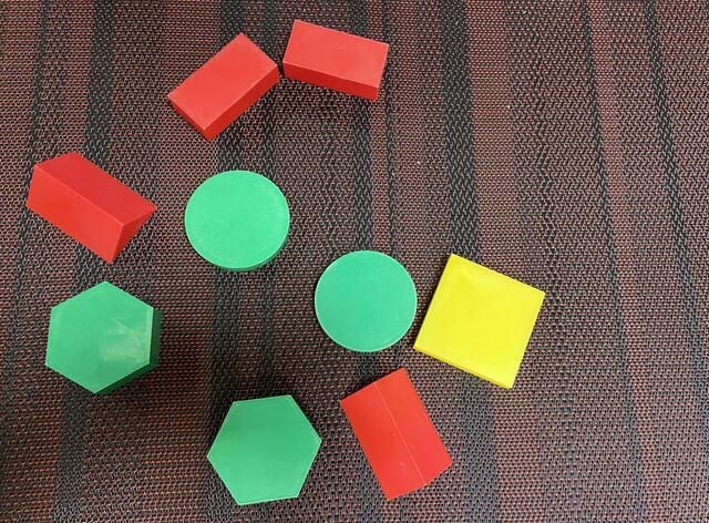 Kennenlernen von geometischen Formen und deren französische Bezeichnung. 