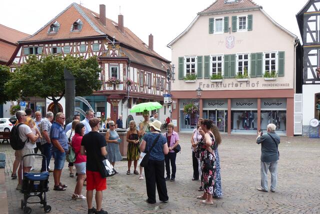 Das Einhard-Haus mit seinem Abbild im Giebel des Erkers neben dem „Frankfurter Hof“.