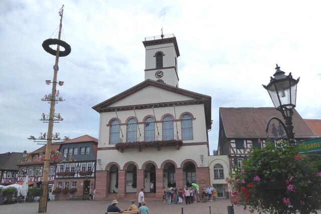 Vor dem Rathaus von Seligenstadt.