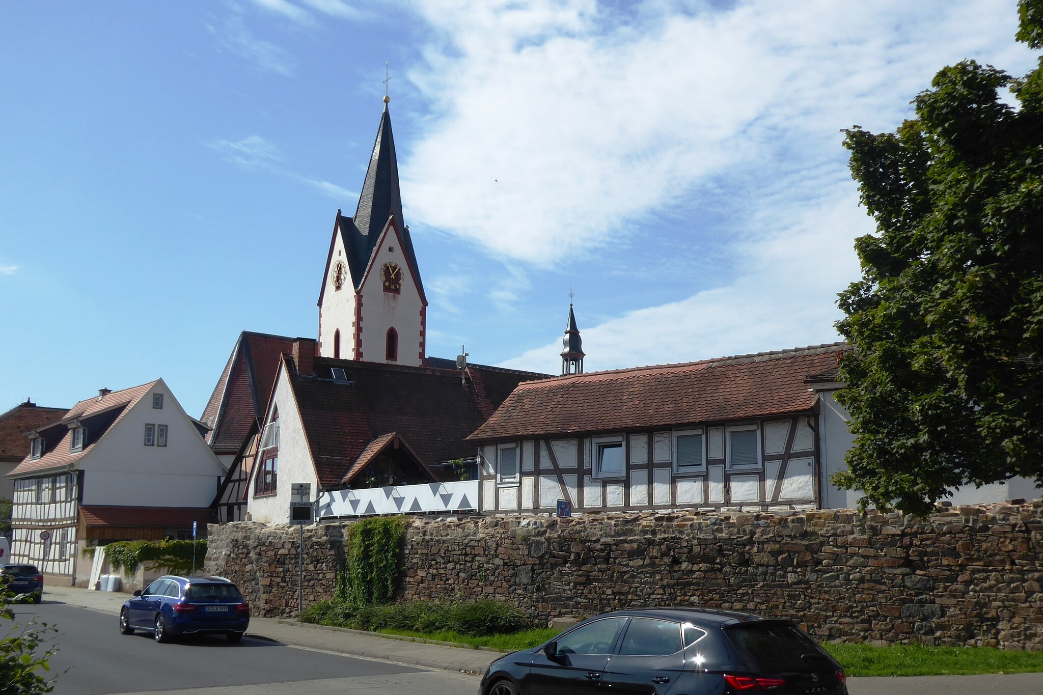 Babenhausen (Hessen) Eine Altstadt mit Mauer und Fachwerk. Babenhausen