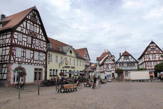 Am Marktplatz von Seligenstadt.