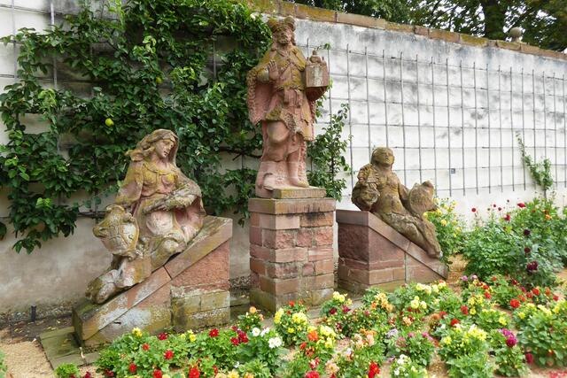 Denkmal für Einhard, den Biografen Karl des Großen. An seiner rechten Seite sitzt die Frömmigkeit (Pietas), zur linken die Beständigkeit (Constantia).