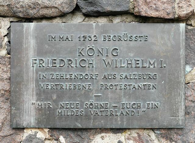 Foto: Gedenktafel an der Zehlendorfer Dorfkirche &gt; https://www.wikiwand.com/de/Dorfkirche_Zehlendorf#Media/Datei:Gedenktafel.Salzburger.Exulanten.Zehlendorf.P1022857.jpg