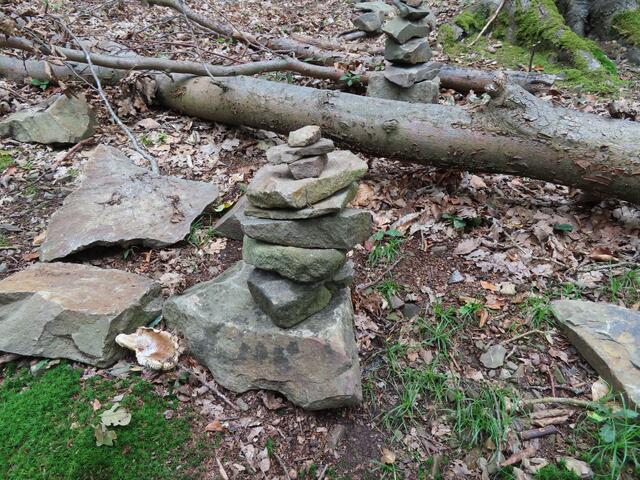 Diese und ähnliche Steinhaufen ...  | Foto: M. A.
