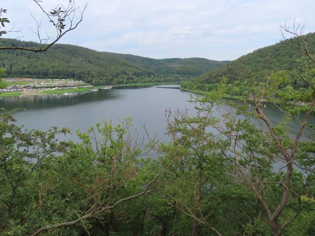 Von der Aussichtsplattform hat man diese Aussicht auf einen Teil vom Edersee | Foto: M. A. 