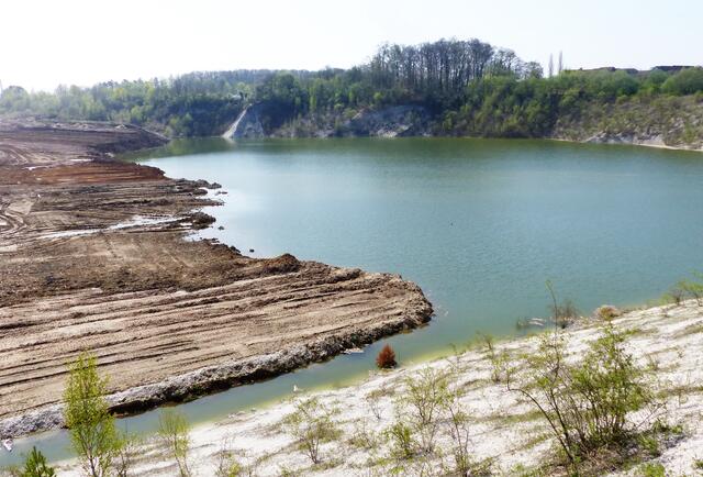 Die stillgelegte Mergelgrube HPC2 wird bis 2030 in ein Freizeitparadies umgewandelt. Der Krater wurde zum Teil verfüllt, ein See bleibt zum Baden erhalten.