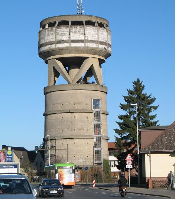Mit dem Misburger Wahrzeichen an der Hannoverschen Straße, das einst ein Bunker war, der zu einem Wasserturm umgebaut wurde, beenden wir unsere Rundreise durch Misburg. Wir haben viel Spannendes entdeckt.