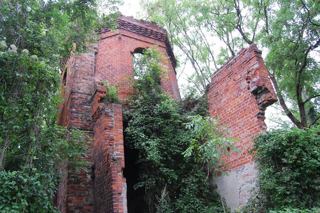 Was war das einst für ein Gebäude? Es ist schon ungewöhnlich, in diesem urwaldähnlichen Gelände Norddeutsche Backsteingotik vorzufinden.