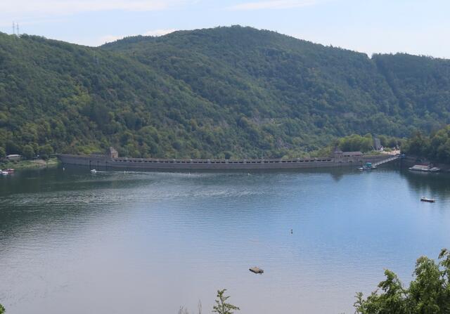 Blick vom "Wildtierpark Edersee" auf den Edersee mit der Sperrmauer. | Foto: M. A.