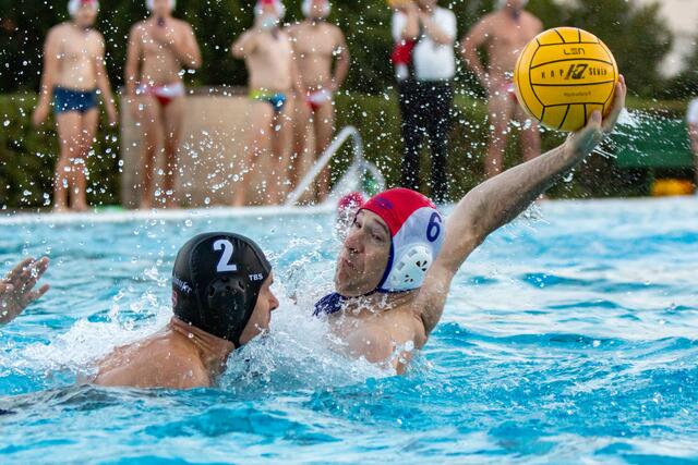 Sören Giere (r./hier im Duell mit Karsten Haas) meldete sich nach einer Verletzungspause mit einem Treffer zurück.  | Foto: Alexander Placzek