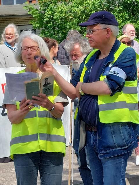Barbara Heller vom Bremer Friedensforum moderiert die Kundgebung in Bremen. 
