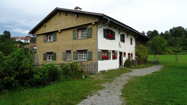 Haus 7
Das Haus Andrinet aus Urlau wurde 1740 dort bei Leutkirch erbaut.
 | Foto: Luis Walter