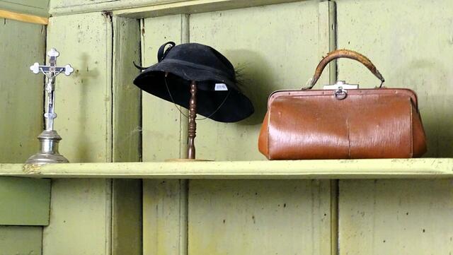 Hut und Tasche - Aufbewahrung für den Kirchgang | Foto: Luis Walter
