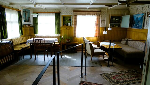 Das Wohnzimmer mit viel Sitzplätzen | Foto: Luis Walter