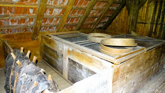 Der Dachboden mit dem Getreidespeicher, mit Abdeckung gegen Ungeziefer  | Foto: Luis Walter