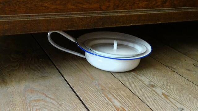 Für den nächtlichen Toilettengang - Behältnis unter dem Bett | Foto: Luis Walter