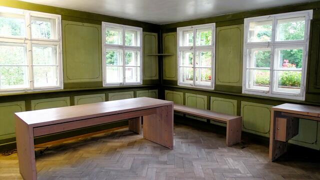 mit modernen Möbeln ausgestattete Stube mit Wandvertäfelung auch Holz | Foto: Luis Walter