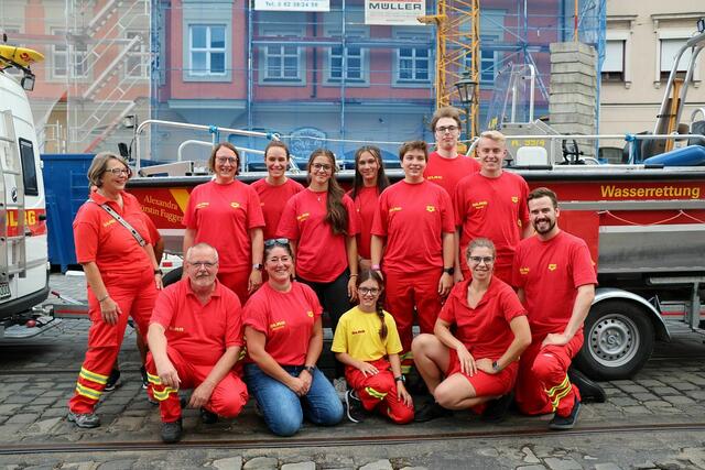 DLRG unten links 1. Vors. Armin Voss DLRG Augsburg  / Aichach-Friedberg | Foto: Marianne Stenglein