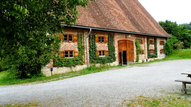 Haus 1
Zehentscheuer aus Gessenried, um 1430 in der Abtei Bad Weißenau errichtet, 1982 abgebaut und ab 1999 in Wolfegg errichtet. Der Startpunkt des Rundganges mit Kasse und Sonderausstellungen
 | Foto: LuisWalter