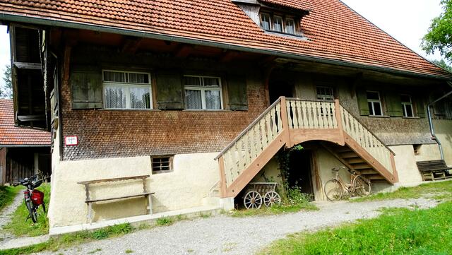 Haus 10
Aus dem Jahr 1734 stammt das Haus Häusing aus der Region von Amtszell. Auch dieses Haus gehörte dem Kloster Weißenau. Heute steht es als historisches Baudenkmal in Wolfegg.
 | Foto: Luis Walter