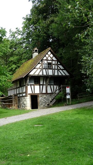 Haus 18
Das sogenannte Backhaus stammt aus dem Jahr um 1730 und war auf dem Maierhof in Bergatreute errichtet. Das Obergeschoss bewohnte der Altbauer.
 | Foto: Luis Walter