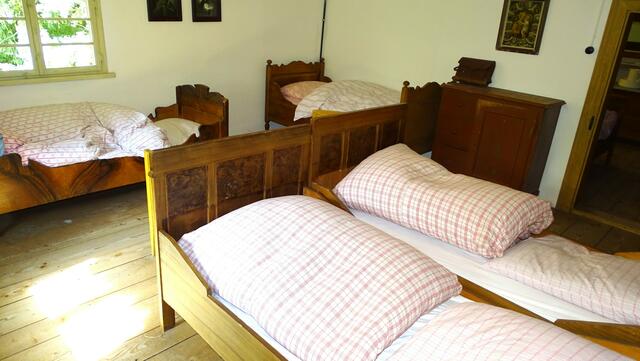 Ein Elternzimmer mit den Kinderbetten | Foto: Luis Walter