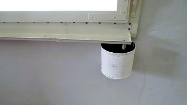 Wenn die Fenster geschwitzt haben, wurde hier eine Schwitzwasserrinne mit Topf angebracht | Foto: Luis Walter