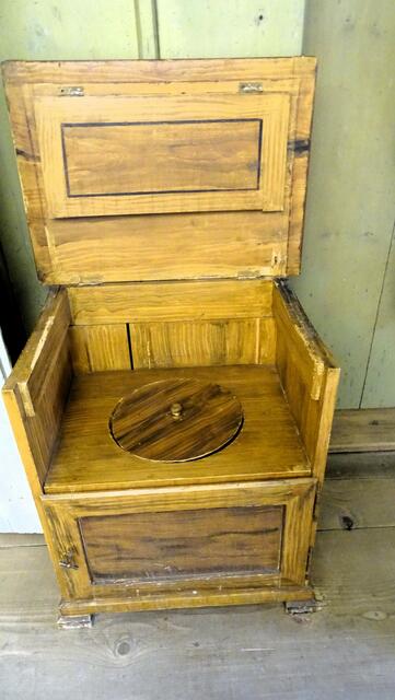 Der etwas Luxus-Nachttopf - Stuhl in der Nachtkammer | Foto: Luis Walter