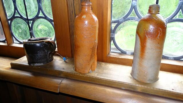 Die Behältnisse der klaren Getränke - meist selbstgebrannt  | Foto: Luis Walter