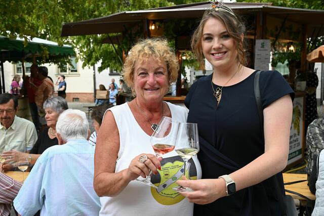 Brigitte Schiering von den Weinbaufreunden aus Bernburg zusammen mit der Gebietsweinkönigin 2022/23 Romy Richter aus Saale-Unstrut