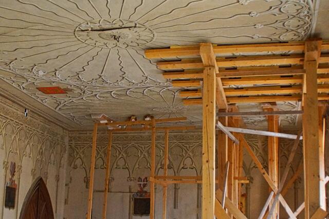 im Schloss, hier musste die Stuckdecke abgestützt werden