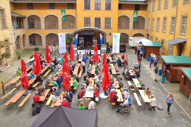 Blick vom Balkon des Schlosses in den Schlosshof