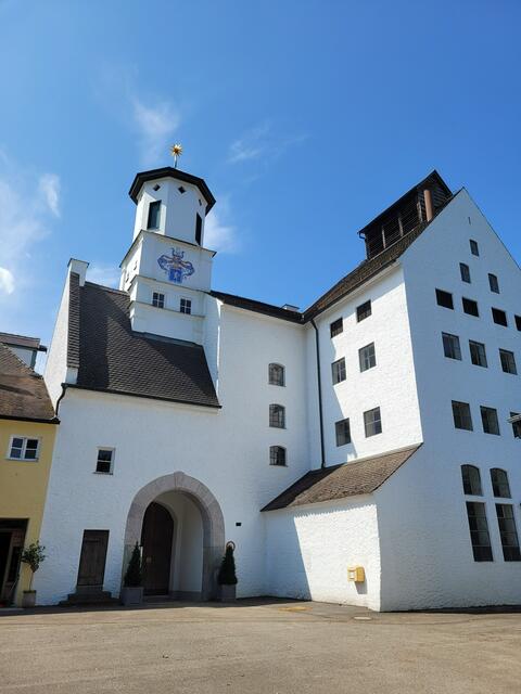 Torbogen am Eingang mit Wappen der Freiherrn von Schaezler | Foto: Dr. Hubert Raab