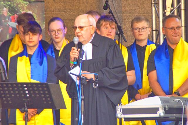 Pastor Karl Leyer mit dem Gospelchor während seiner Andacht 