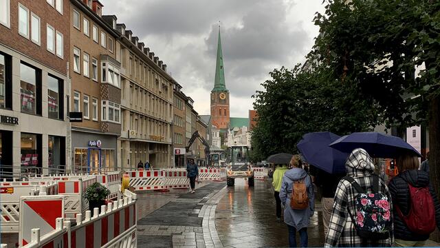 In der Breiten Straße in Richtung zur Jakobikirche. Foto: Helmut Kuzina