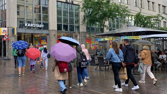 Stadtbummel auf der Breiten Straße. Foto: Helmut Kuzina