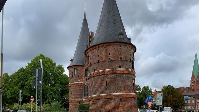 Das Holstentor, gesehen von der Seite. Foto: Helmut Kuzina