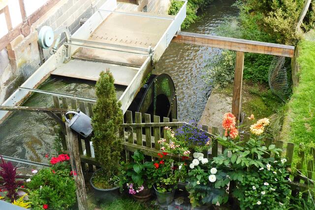 Abschließend ein Blick auf das durch das Salzbödewasser angetriebene Mühlrad. Etwa 400 Meter nordwestlich der Schönemühle wird ein Teil des Wassers der Salzböde in den Mühlgraben abgeleitet.
