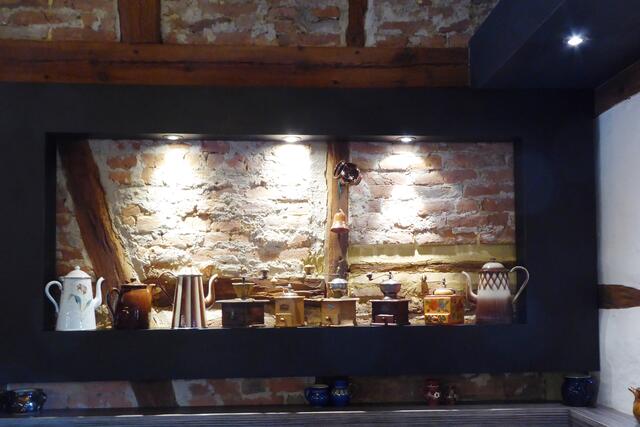 Das Obergeschoss der zum Café ausgebauten Mühlenscheune ist auch mit Kaffeemühlen und -kannen geschmückt.