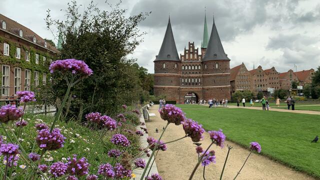 Die Landseite des Holstentores, rechts die ehemaligen Salzspeicher. Foto: Helmut Kuzin