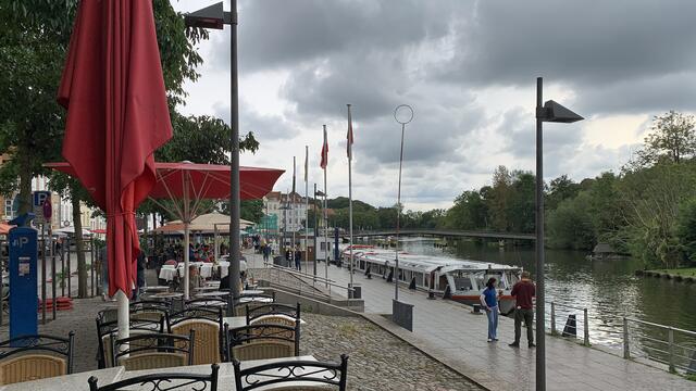 In unmittelbarer Nähe des Holstentores befinden sich an der Obertrave die Holstenterrassen. Foto: Helmut Kuzina