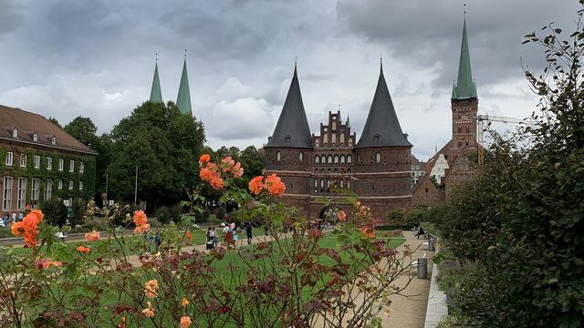 Zu jeder Jahreszeit ein Postkartenmotiv, das Lübecker Holstentor. Foto: Helmut Kuzina