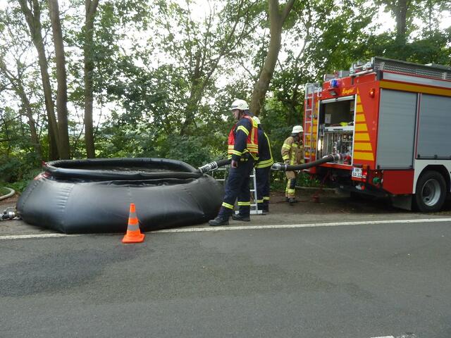 Wasserentnahme aus dem Übergabebehälter zur Versorgung der Einsatzkräfte