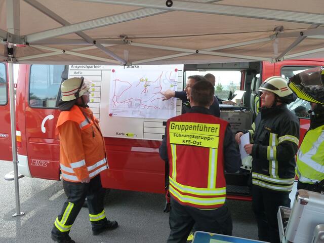 Frank Melde weist in die Übungsleitung in den Stand des Einsatzes ein