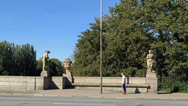 Auf der Puppenbrücke stellt der Gott Merkur sein nacktes Hinterteil den Stadtbesuchern aus Richtung des Bahnhofs entgegen. Die Frauengestalt (rechts) versinnbildlicht den „Frieden“. Ursprünglich trug sie einen Ölzweig als deutliches Friedenszeichen in der Hand. Foto: Helmut Kuzina