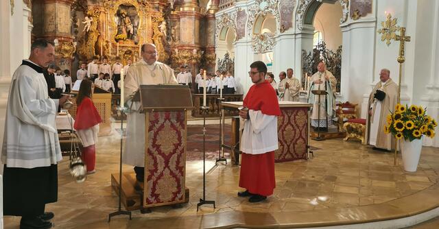 Diakon Klaus Lermer verkündet das Hl. Evangelium