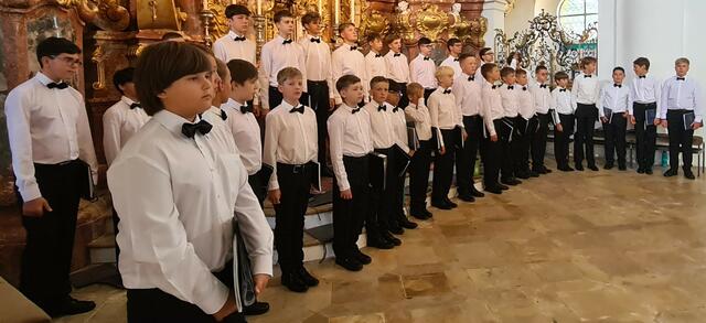Knaben- und Jugendchor Varpelis aus Kaunas in Litauen singt zum Schutzengelfest vor dem Geißelheiland auf der Wies