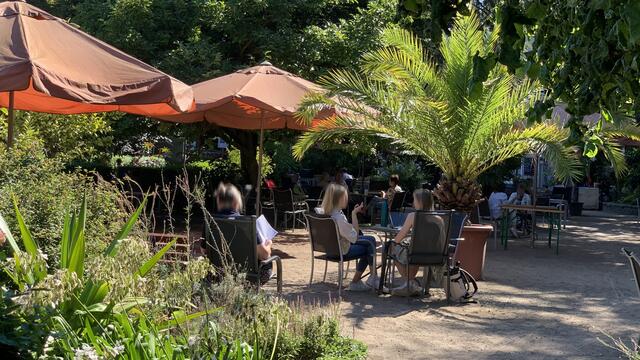 Im Gartencafé des Schulgartens. Foto: Helmut Kuzina