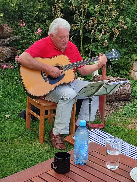 Zum Abschluss der Gartenführung gab es ein kleines Ständchen vom Liedermacher Gustl Mair | Foto: Claudia Wegele