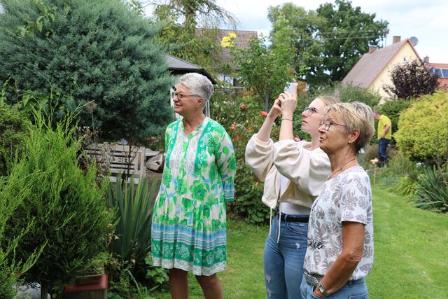 Claudia Wegele (links) vom Bund Naturschutz Gersthofen bei der Führung durch den Mozartgarten